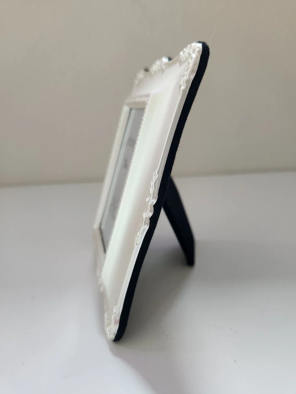 Hearthstone Iridescent White 2x3 Photo Frame Ornate Tabletop
